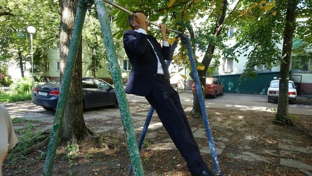 «Я бы вначале хотя бы покрасил турник, а потом на нем ви...