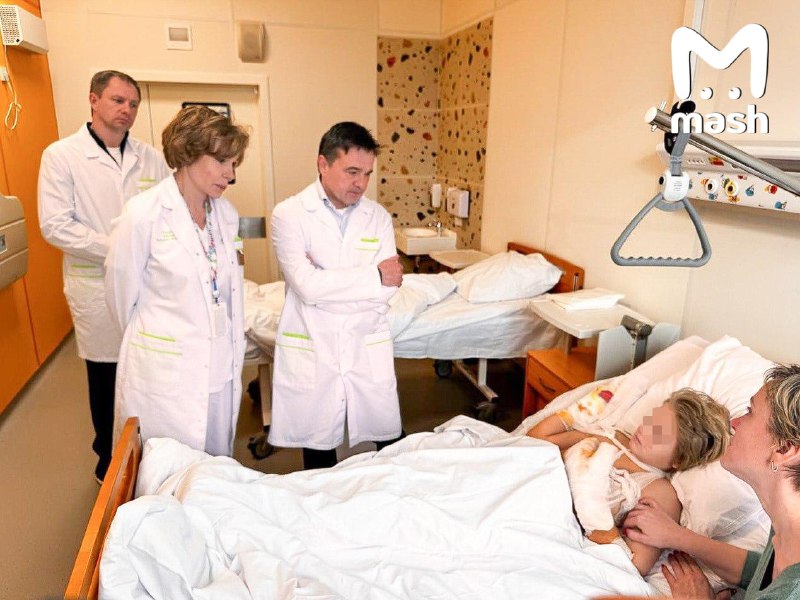 Первое фото Глеба, которому оторвало пальцы, из больничной палаты. Мальчик пришёл в себя после шести