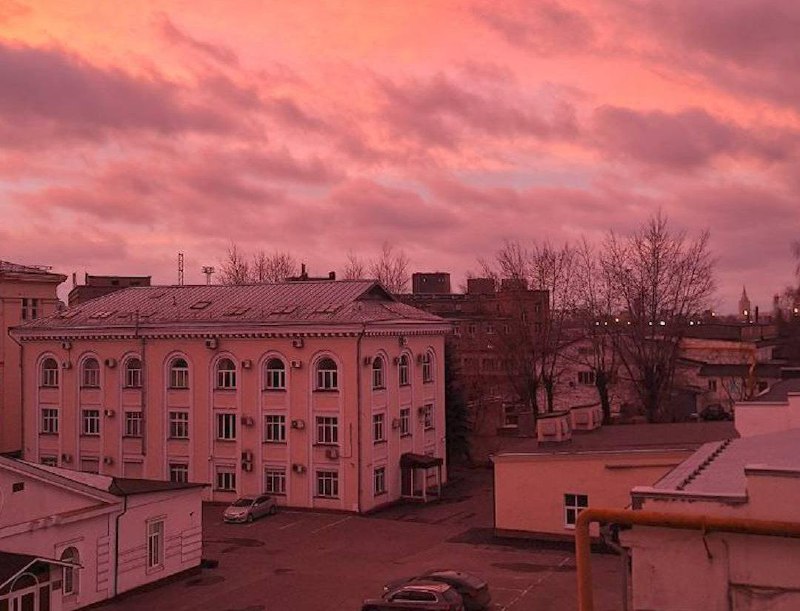 Фиолетово-розовое накрыло Москву и область.
К Р А С И В О