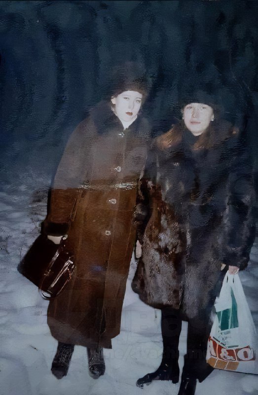 В России снова на хайпе меховые шапки из 90-х — как на старых фото наших мам и бабушек
Россиянки ма