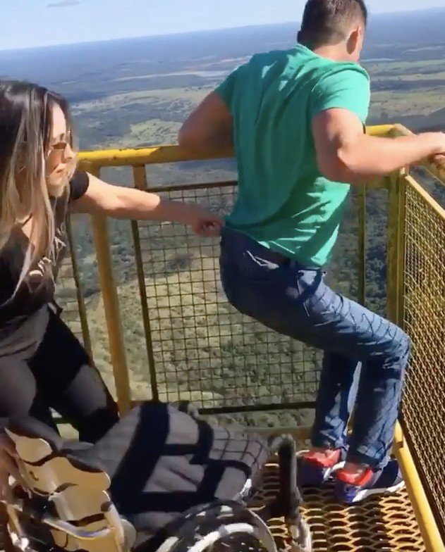 Каждый человек заслуживает счастья и любви!
Она подни...