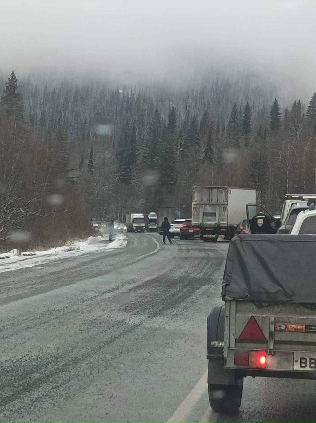 Трассы Башкортостана сковал гололёд. Фуры стоят.