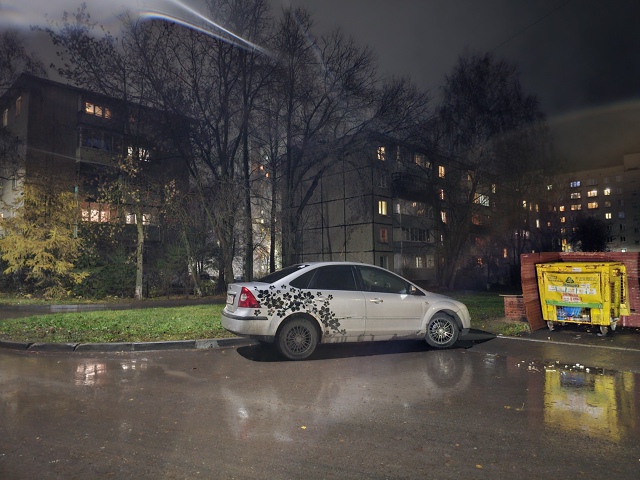 Мадам поставила такую штуку у помойки. А что так можно ?...