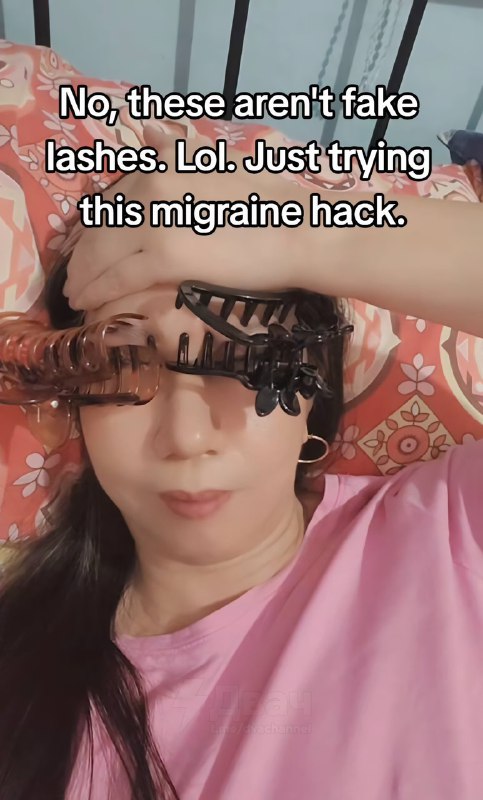 Тянки начали спасаться от мигрени крабиками для волос и заколками
Лайфхак реально рабочий: если заж