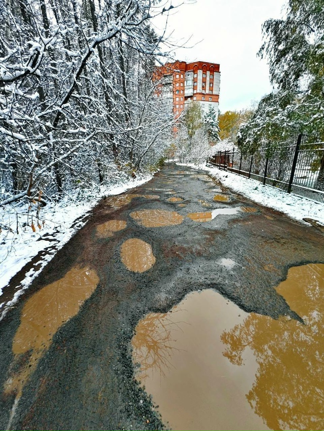 Дopoгa в Акaдeмгopoдкe пoхoжa нa лунный пeйзaж 🫢