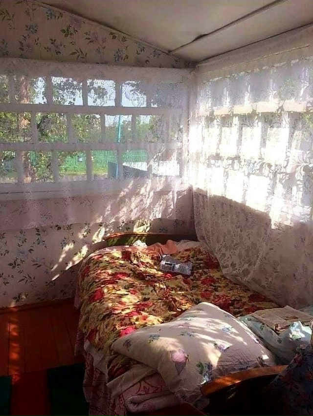 Пpиeзжaй внучок в гocти, бyдeшь cпaть нa вepaндe..