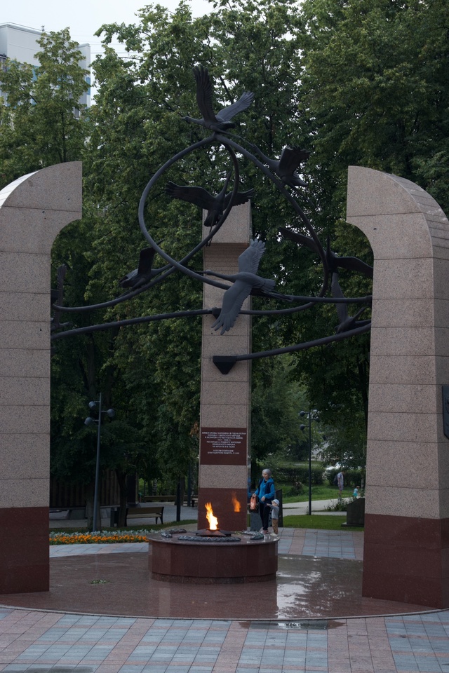 Город Видное после дождя: капли на листьях сверкают, а ?...