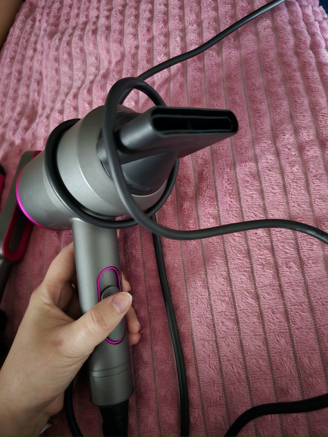 Продам фен - 1000р /слабовато держится насадка/
Утюжок - 15...