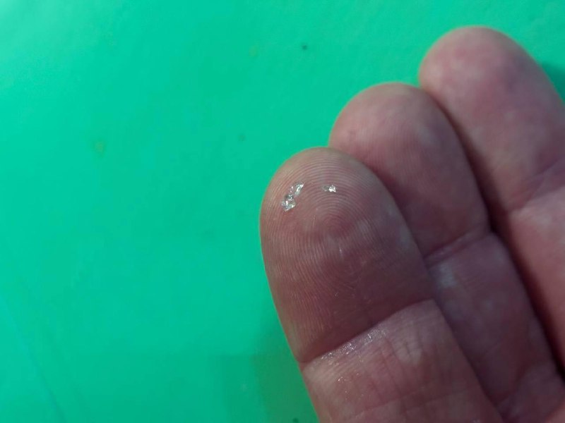 Битое стекло вместо начинки обнаружила москвичка в пельменях из доставки.
Девушка заказала пачку г