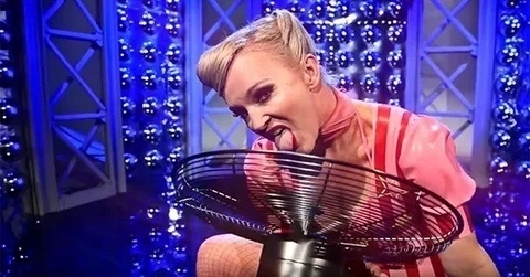 Циркачка Зоя Лямур (Австралия), ради мирового рекорда, ?...