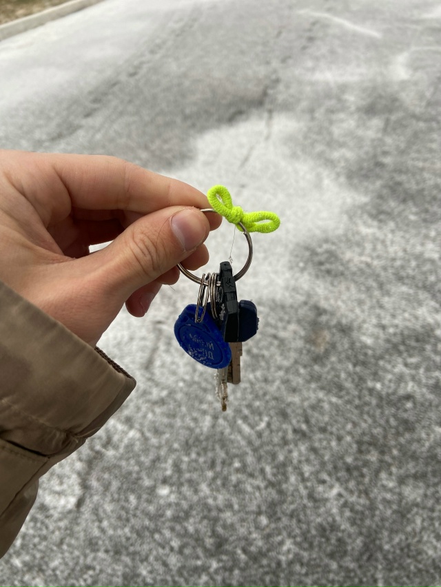 Нашел ключи возле 3 школы. Отдал на вахту школы.
Анон,...