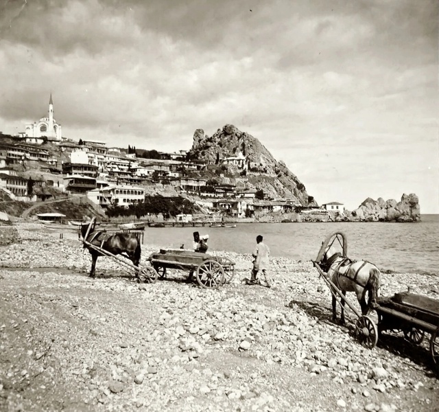 Вид на Гурзуф, 1910–1915.
С первого взгляда и не узнаешь — ?...