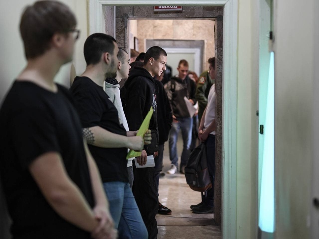 Призывников обяжут являться в военкомат по электронно...