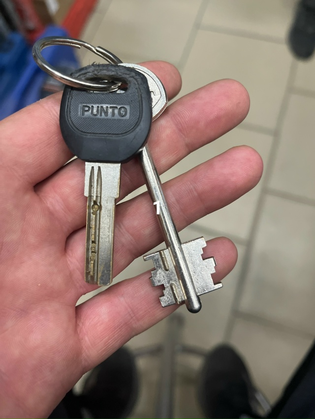 #ПотерялиНашлиПомогите
1 Найдены у магазина «Водяной?...