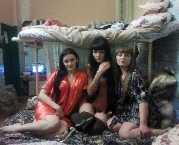 Дeвушκa дeлитcя cвοими фοтο пpямο из тюpьмы