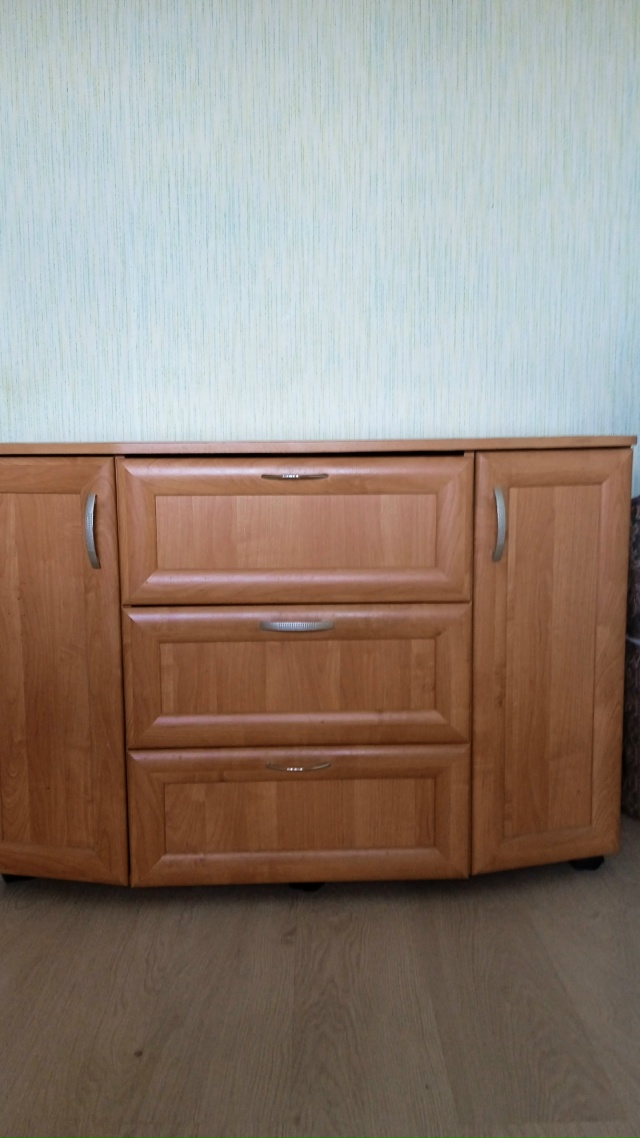 Продаются: комод, стеллаж для белья, диван, гардины. Люс...