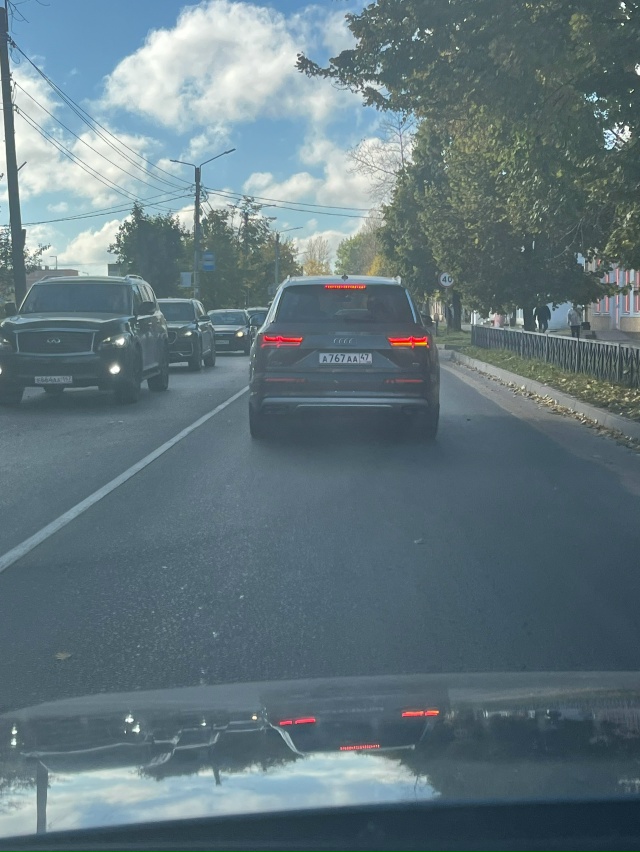 Водитель Ауди, у вас все хорошо? На мосту перестроились...