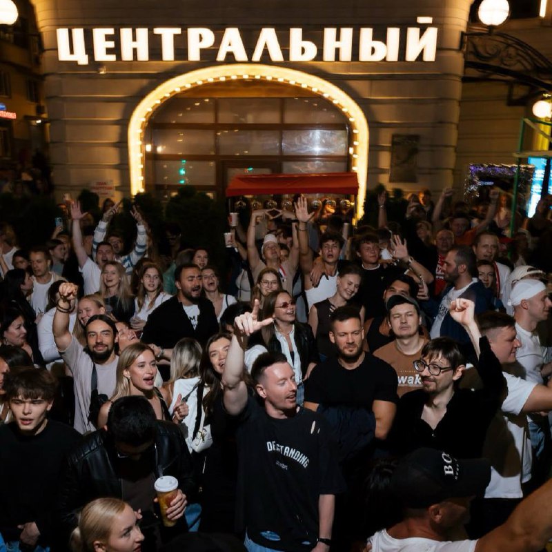 Девочки, лето прошло, но мы жжём до последнего! 😎
Тусы, утренние рейвы, качающие сеты и вайб, котор