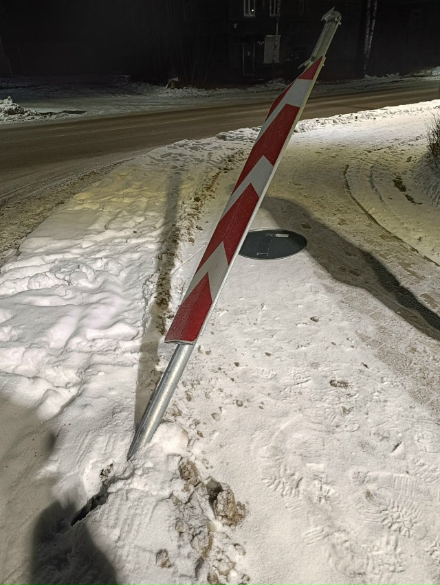 Сбит знак рядом с жд клубом