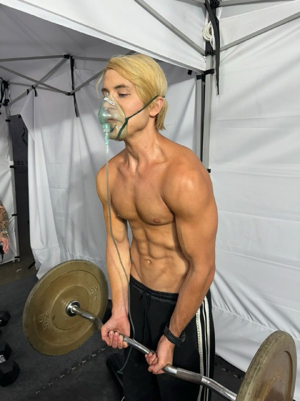 🏴‍☠️Актёр Таз Скайлар, который играет Санджи в лайв-экшене «Ван-Пис», рассказал:
«Я почти два дня н