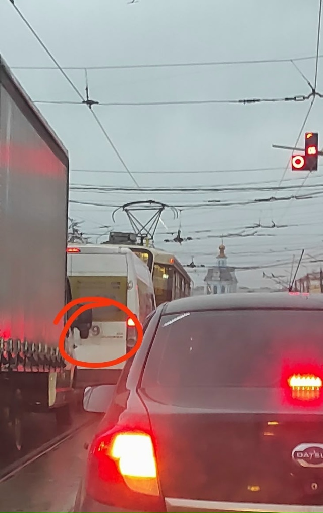 Зачем перестраиваться от остановки, из крайнего право?...