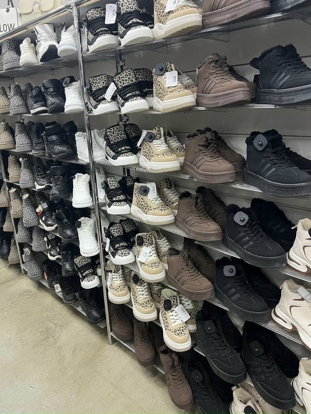 Магазин «Мир Одежды и Обуви» объявляет о своём закрыти...