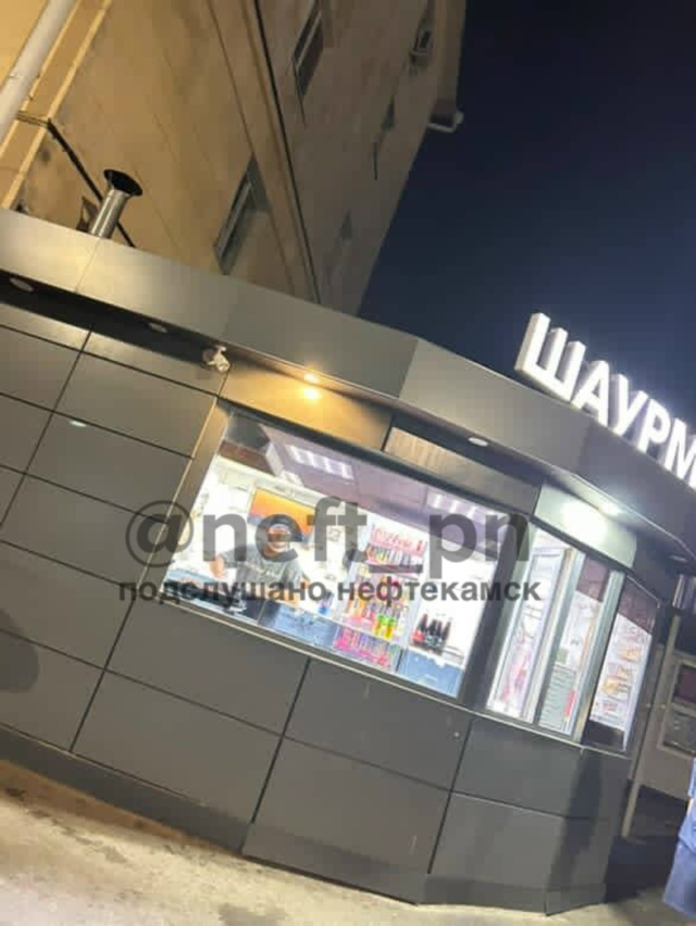 Здравствуйте. Шаурма на комсомольской 32, за этим люди с...