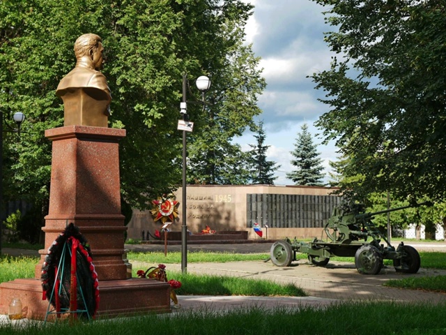В можайском сквере Славы