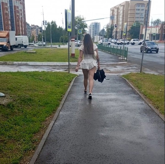 Увaжaемaя леди, а у вac ещё покopoче юбки не нашлocь? ? Ну ка...