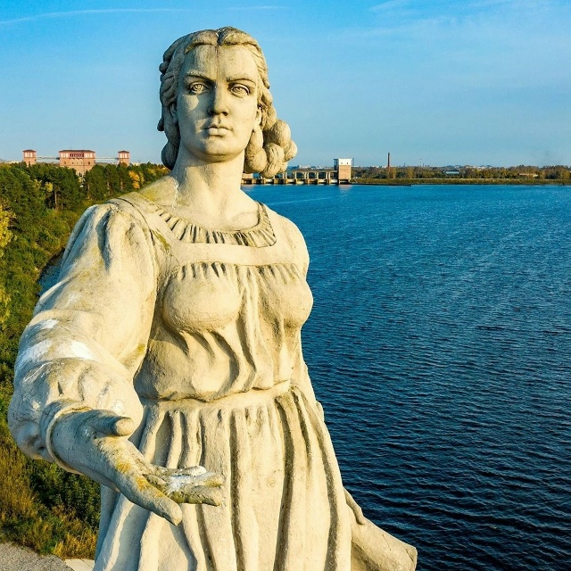 Памятник Мать Волга, вблизи увидишь вряд ли - это вызва?...