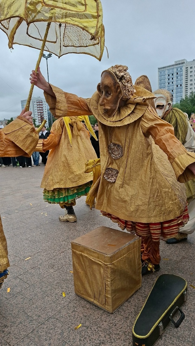🎭 Фестиваль уличных театров «Флюгер» на эспланаде.
И...
