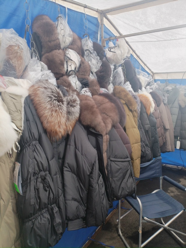 На территории Октябрьского рынка по ул. ЛОПАТИНА Д. 11 с ...