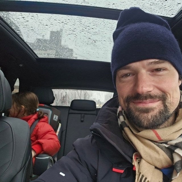 Актер Данила Козловский вернулся в Россию вместе с пят...