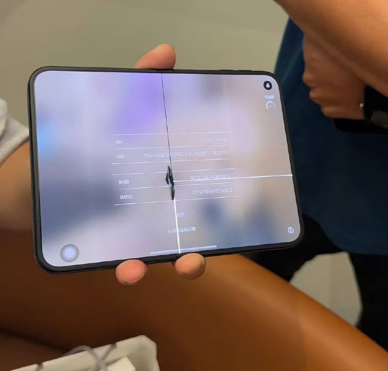 У нового iPhone Duo экран умирает в одном и том же месте — на сгибе
За складным айфоном собрались о