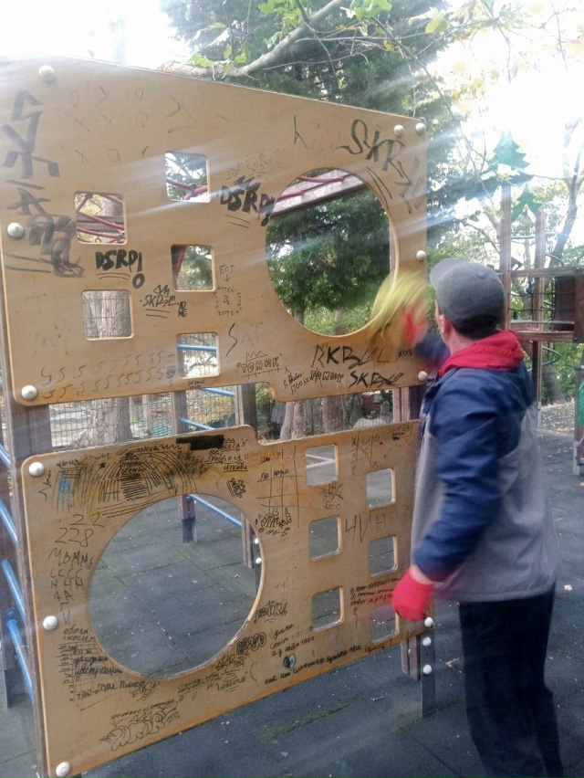 Как с этими неандертальцами бороться?
🤬 В Алупке мало?...