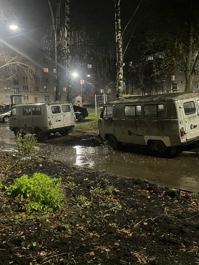 Сколько можно терпеть этот музей автохлама?! Эти две бу...