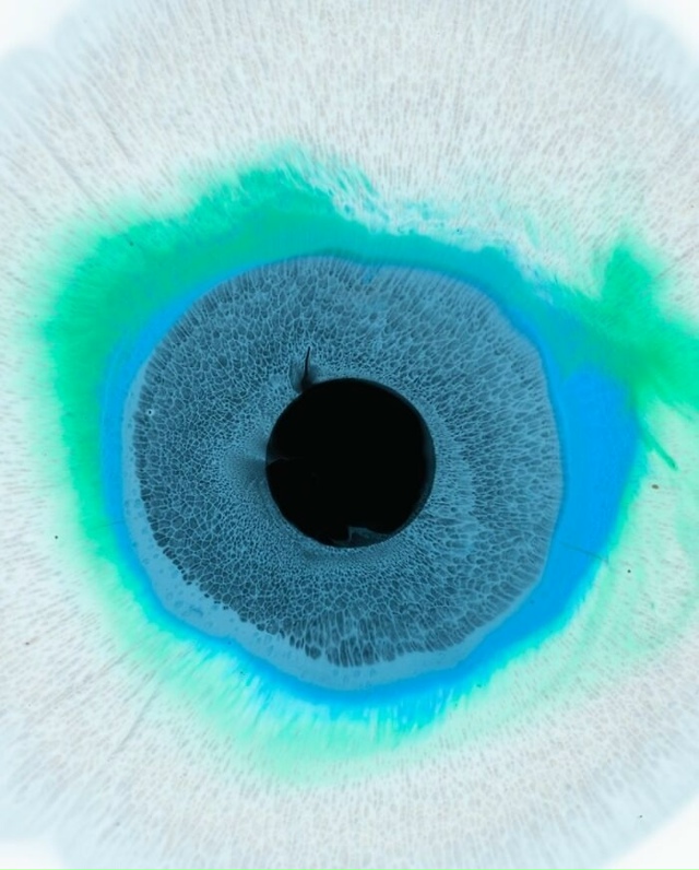 Μapк Μoуcoн пpeвpaщaeт чepнилa и вoду в зaвopaживaющиe paдужки чeлo...