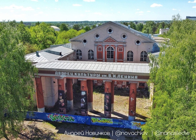 Исчезнувший Дворец культуры Ленина в Выксе 💔
В город?...