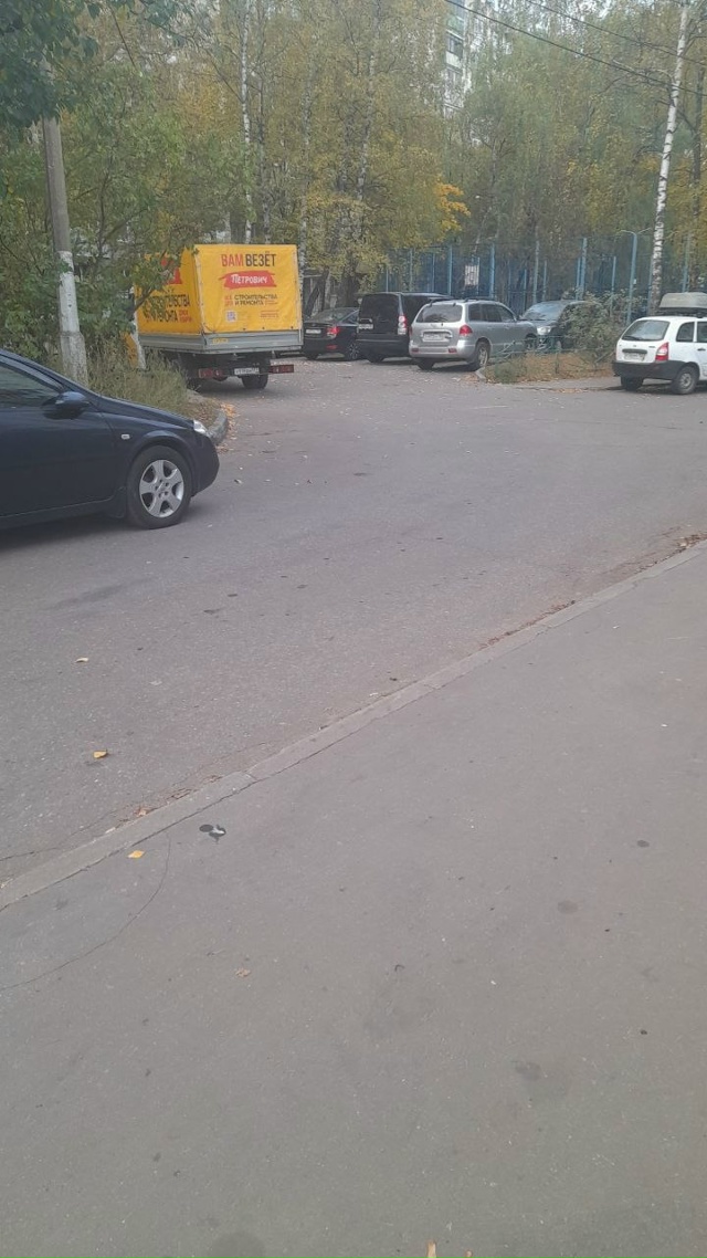Во дворе дома теперь паркуют газели Петрович. Это вооб?...