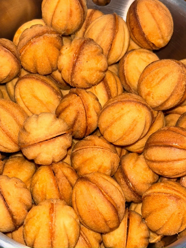 А вы любите орешки с вареной сгущенкой?
Когда вообще д?...