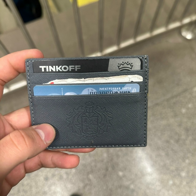 Найден картхолдер тинкофф. Внутри две карты Тинькова н...