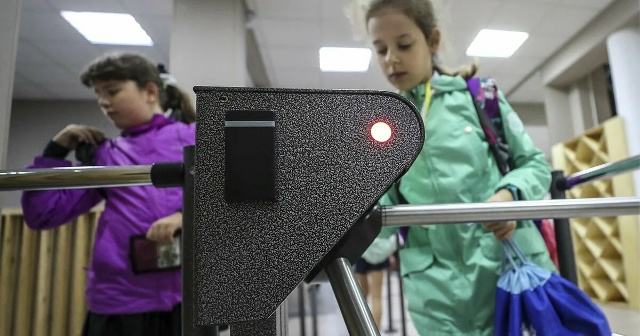 Учеников будут пускать в российские школы по биометри?...