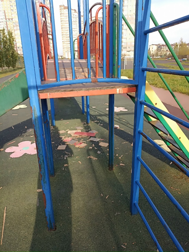 Сегодня ночью разломали детскую горку на стадионе гим?...