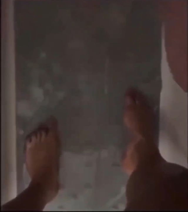 дает сдачи