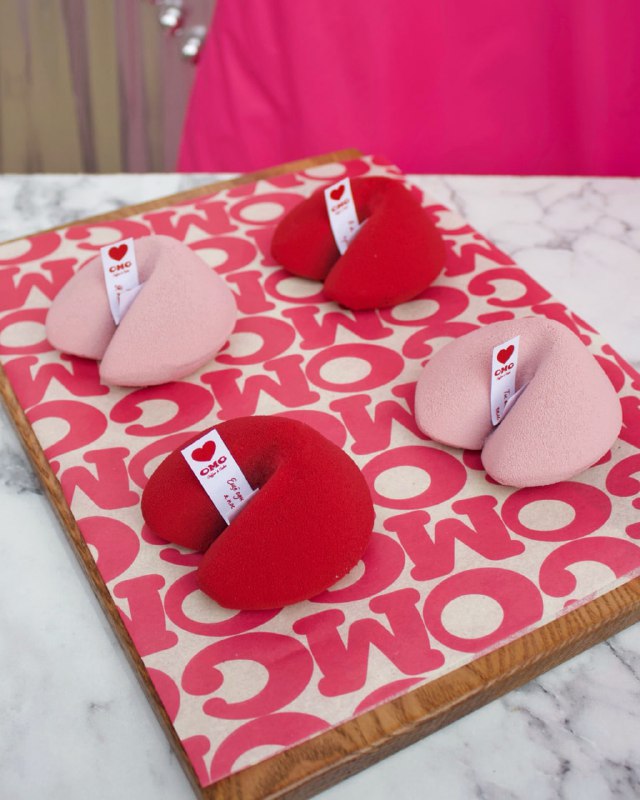 Сладкоежки, общий сбор: в Omg Coffee представили коллекцию десертов к 14 февраля.
Из новинок — десе