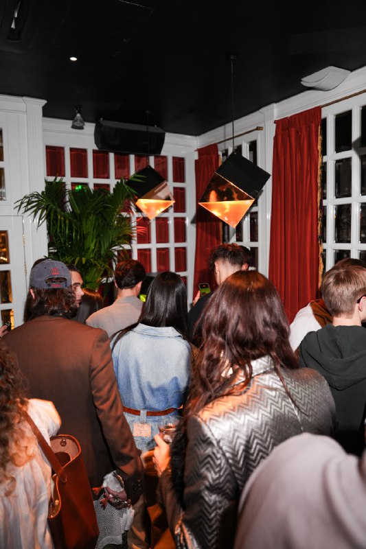 Обычное женское желание: положить в карман НЕФТЬ. Это я про новую гравировку на карту от Альфа-Банка