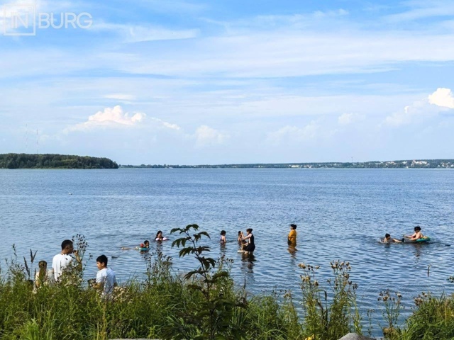 Несмотря на цветение воды и неприятный запах, люди про?...