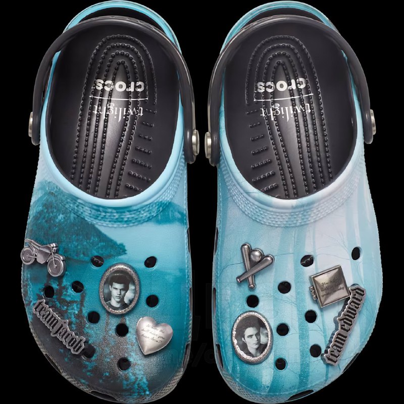 Crocs коллабнулся с «Сумерками» и выпустил две пары тематических сабо
Есть обычные — с Эдвардом и Д