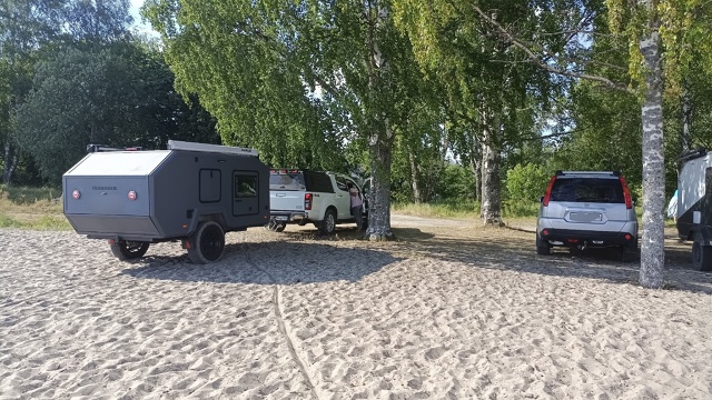 А разве можно так??? Местные оставляют машины и идут пеш...