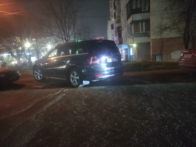 Не, ну почему так то ? Там тротуар🤔🤦.локация ул. Дягте?...